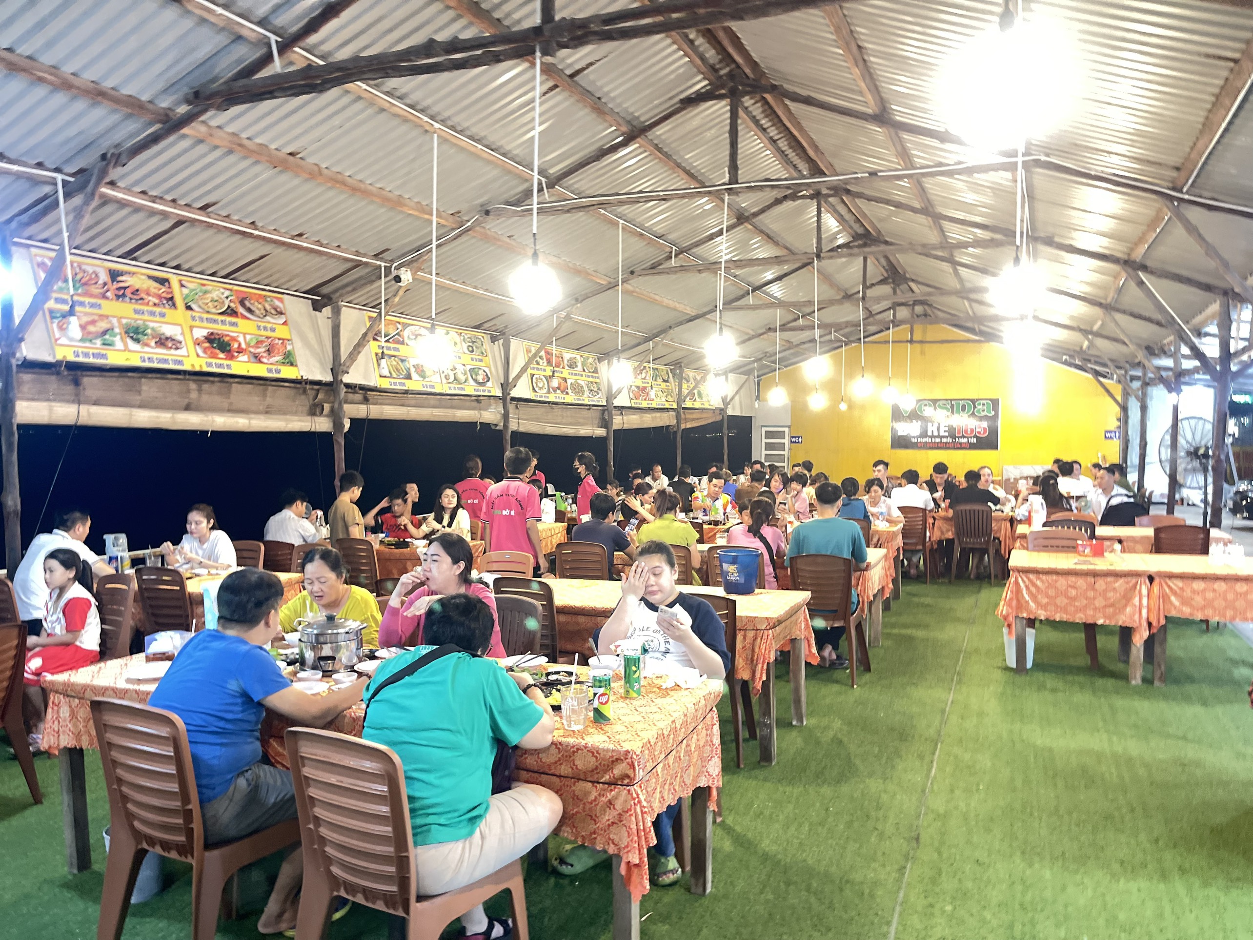 quan-hai-san-vespa-bo-ke